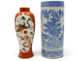 deux vases posés l'un à côté de l'autre sur une surface blanche