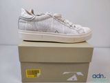 une paire de chaussures qui se trouve sur le dessus d'une boîte