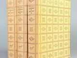 deux livres à la couverture jaune sont empilés l'un sur l'autre