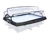 Le lit de bébé est recouvert d'une housse transparente.