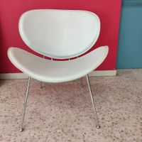 Fauteuil blanc en similicuir dossier arrondi. (photo 2)