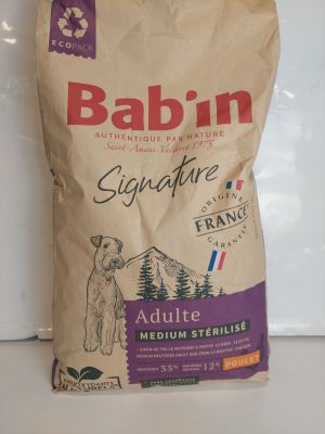 un sac de croquettes posé sur un plan de travail