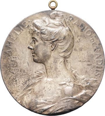 Gros plan sur une pièce de monnaie en argent portant un visage de femme