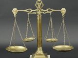 une balance ancienne en laiton comportant trois plateaux de chaque côté