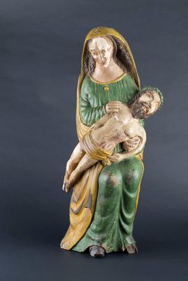 une statue de femme tenant un bébé dans ses bras