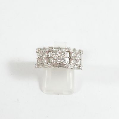 gros plan d'une bague en diamant sur une surface blanche