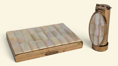 une photo représentant un étui à cigarettes et un briquet posés sur une table