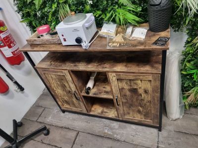 un micro-ondes posé sur un meuble en bois