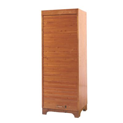 une image représentant une grande armoire en bois dotée d'une porte