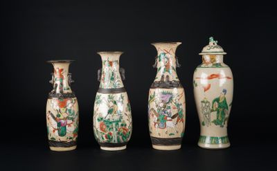 quatre vases sont alignés sur une surface noire