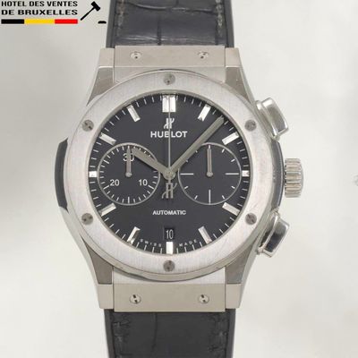 une montre avec un cadran noir et un bracelet en cuir noir