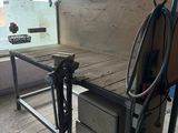 une photo d'un établi dans une pièce en cours de construction