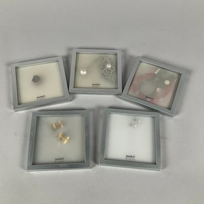 SWATCH - Lot de 5 bijoux Swatch emballage d'origine.