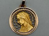 une photo d'un pendentif en or sur lequel figure le portrait d'une femme