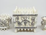 trois œuvres d'art posées sur une table