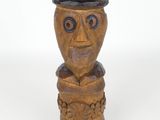 figurine en bois sculptée représentant un homme coiffé d'un chapeau