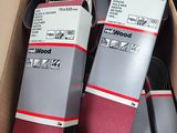 Il y a plusieurs paires de chaussettes rouges et blanches dans une boîte