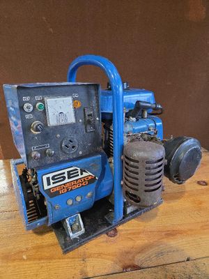 une machine bleue posée sur une table en bois