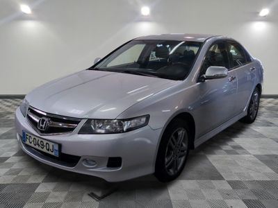 La Honda Accord argentée est garée dans une salle blanche.