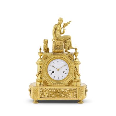 une image représentant une horloge en or sur laquelle est assis un homme