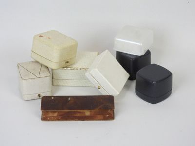 de nombreux types de boîtes à bijoux sur la table