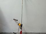 un scooter rouge et blanc qui se trouve dans une pièce