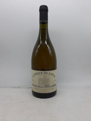la bouteille de vin est posée sur une surface blanche
