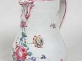 un vase blanc orné d'un motif floral