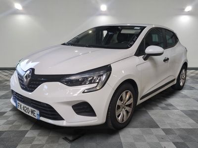 la voiture blanche est garée sur un sol en damier dans le garage