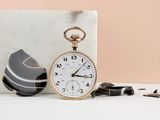 une horloge posée sur un bloc de marbre