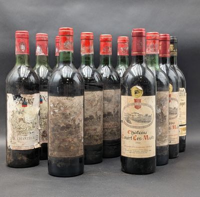 six bouteilles de vin sont alignées sur une table