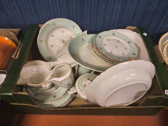 Lot de 2 caisses. Garni d'objets en céramique, porcelaine, gré. P...