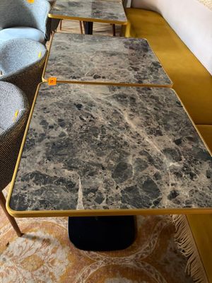 une longue table avec des chaises et un canapé dans une pièce