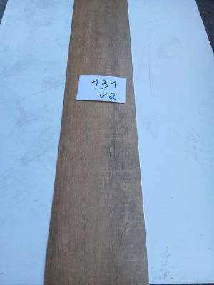 quelques planches de bois sont empilées les unes sur les autres sur une table