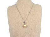 collier avec une perle dorée et une chaîne en argent