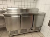 un comptoir en acier inoxydable dans une cuisine commerciale