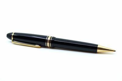 stylo à bille noir et doré sur fond blanc