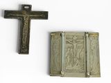 une croix et un livre sur une surface blanche