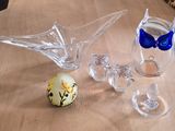 trois vases en verre posés sur une table en bois, ornés d'un nœud bleu