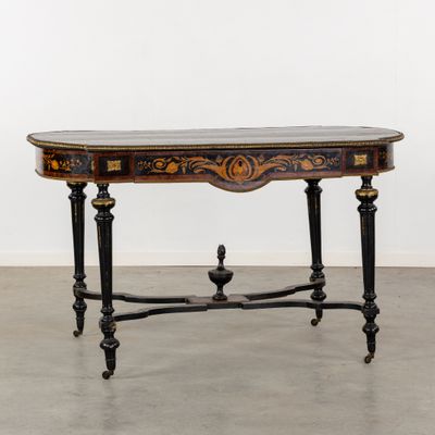 une table noire et dorée sur laquelle se trouve un oiseau