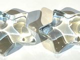 deux morceaux de verre argenté posés sur une surface blanche