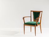 une chaise verte dans une pièce blanche aux murs blancs