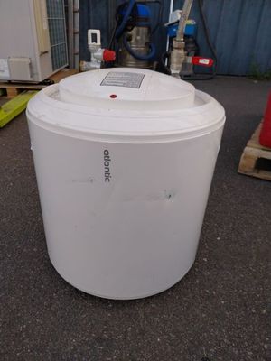un conteneur blanc posé par terre devant un immeuble