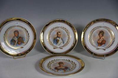 trois assiettes sur lesquelles figurent les portraits d'un homme et d'une femme