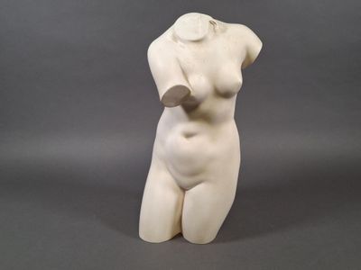 sculpture représentant un torse féminin sur fond gris