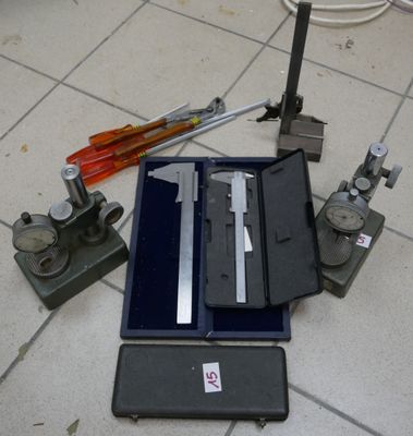 une boîte à outils posée par terre à côté d'une paire de ciseaux