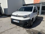 la camionnette blanche est garée devant un bâtiment