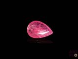 un diamant rose sur fond noir
