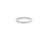 une image représentant une bague éternité sertie de diamants sur fond blanc