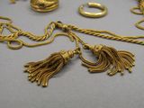 quelques bijoux en or sont posés sur une table